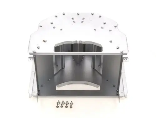 BOSCH Strömungssicherung aus Metall mit aufgestanzten Bohrlöchern und Schrauben. Sie zeigt eine dreidimensionale Struktur und ist für technische Anwendungen konzipiert.